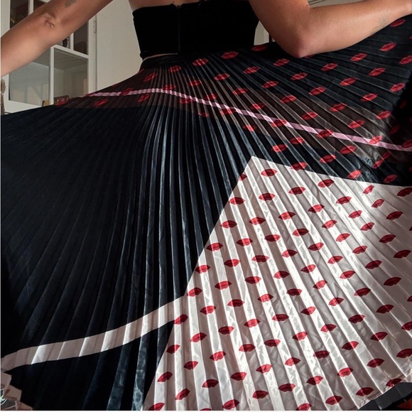 Delfi Collective Designer Pleated Lips skirt - Picture 7 of 8